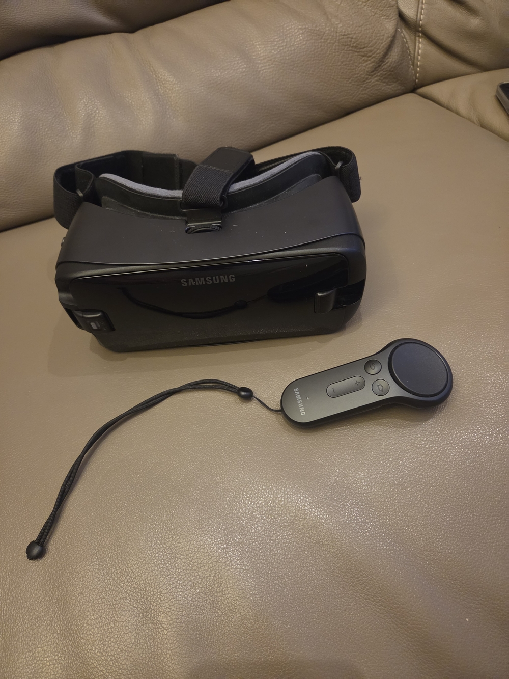Samsung Black Mobile VR Headset with Wireless Controller